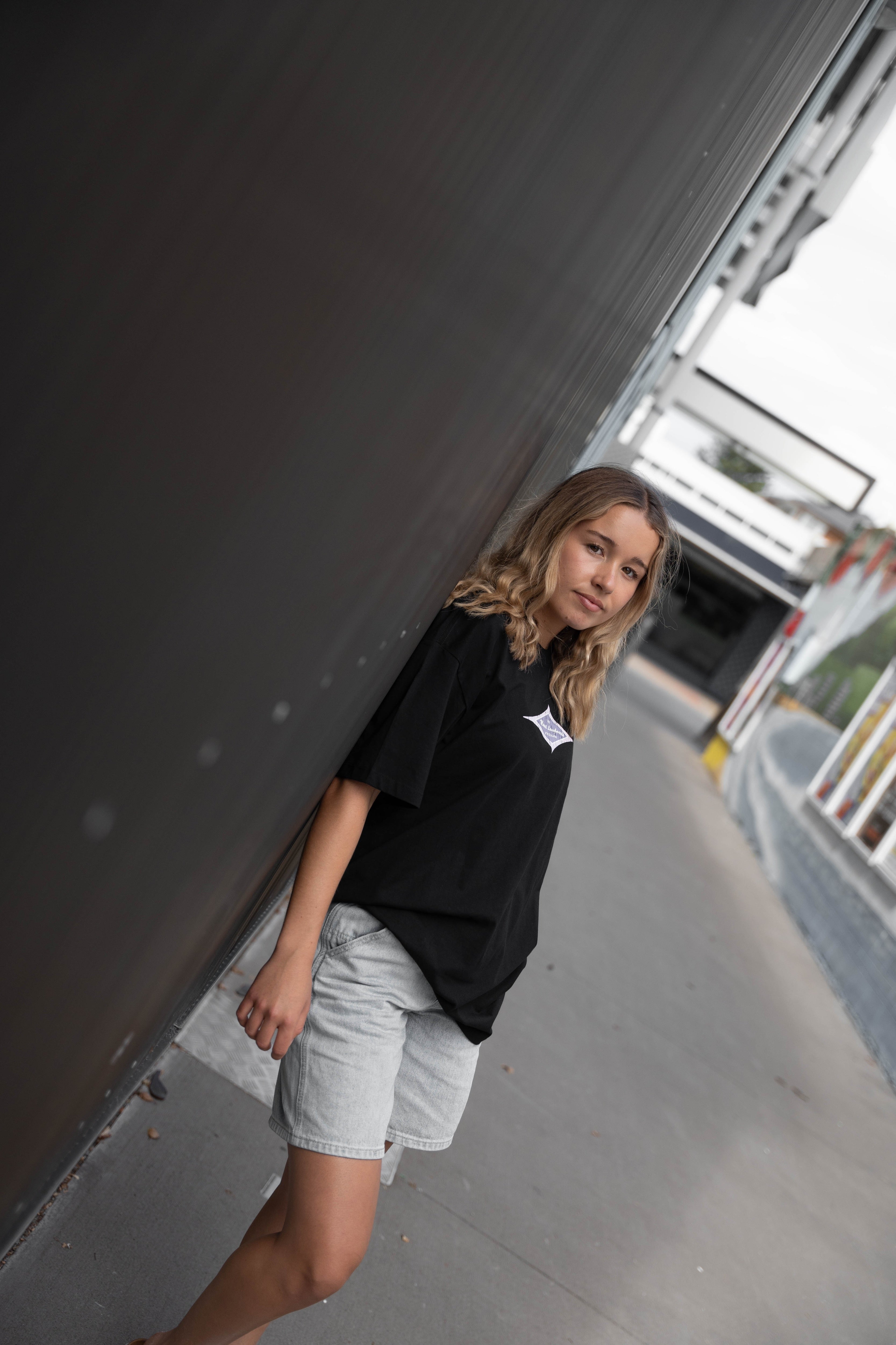 Vintage 80's Women's Oversized Tee - Black - Mount Longboards