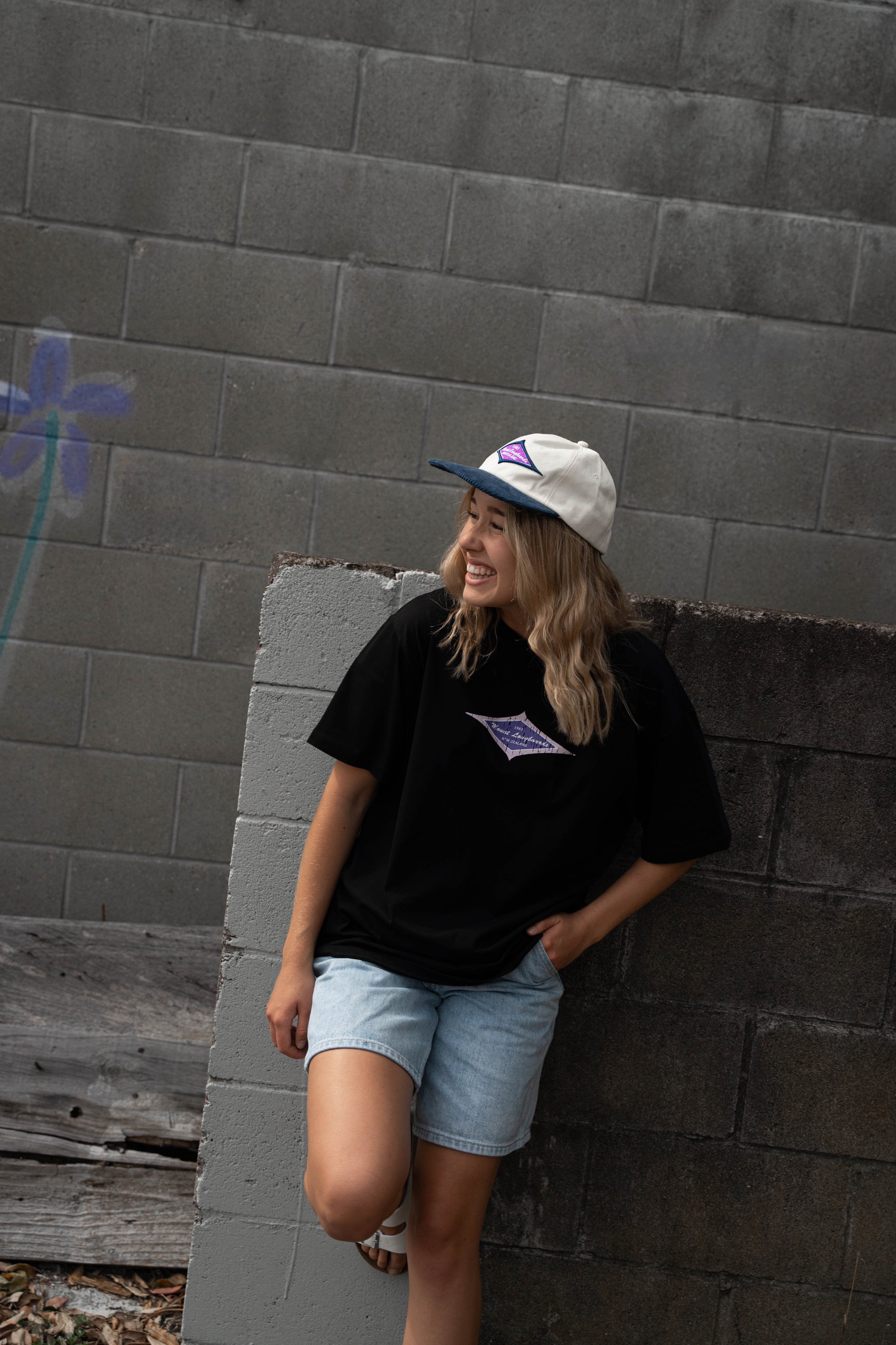 Vintage 80's Women's Oversized Tee - Black - Mount Longboards