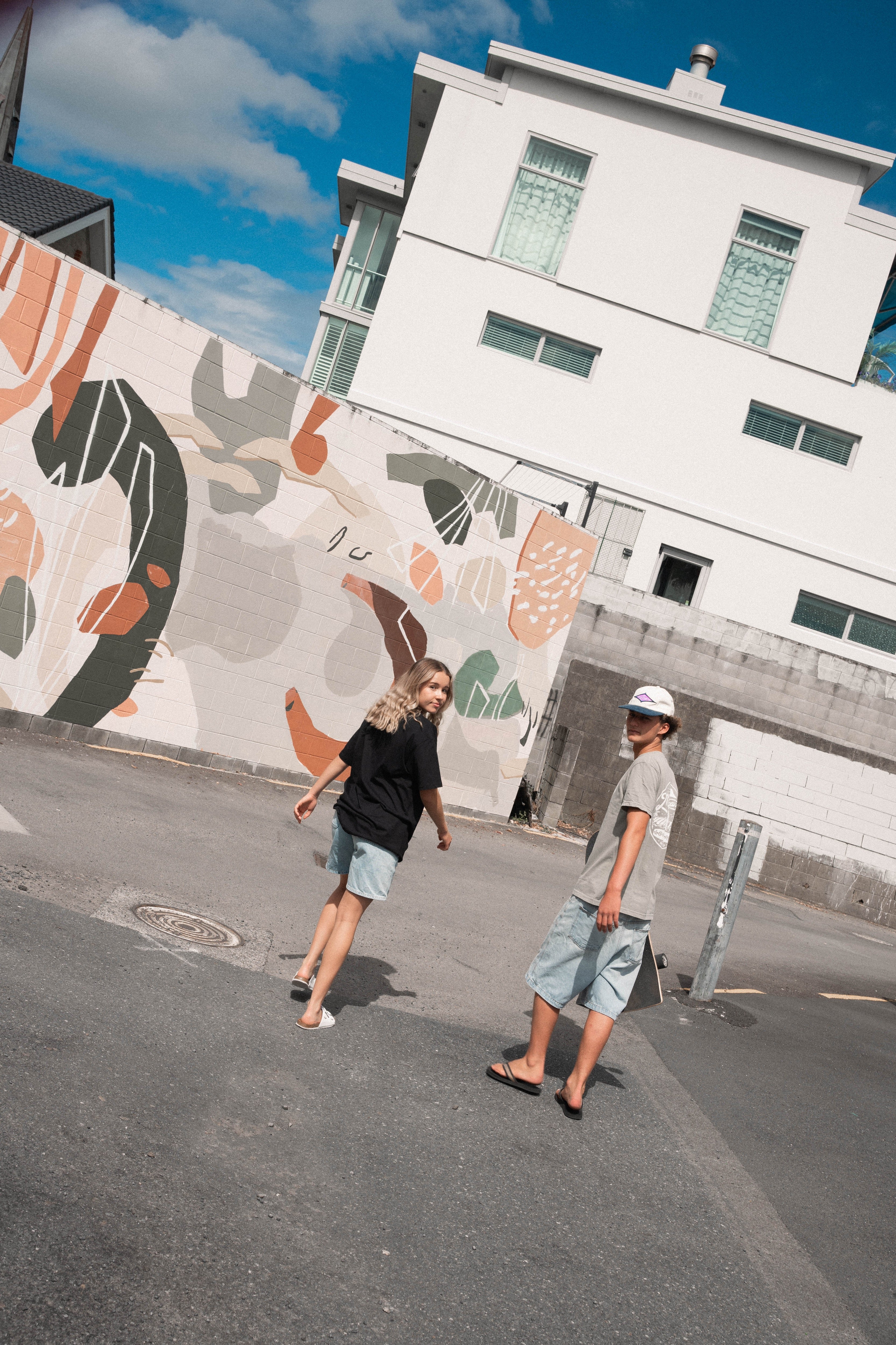 Vintage 80's Women's Oversized Tee - Black - Mount Longboards